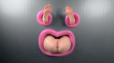 被固定在墙上的粉穴萝莉