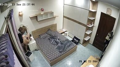 最新流出黑客极品破解家庭网络摄像头监控偷拍❤️媳妇欲求不满老公无法满足性欲 ❤️叫好兄弟一起操 (6)